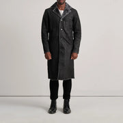 
Kolby Distressed Black Shearling Long Coat - Widok z boku z ergonomicznym krojem rękawa
