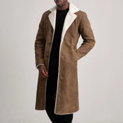 
Kolby Distressed Brown Shearling Long Coat in Distressed Brown Sheepskin Snuffed - Widok z przodu i dopasowana sylwetka | Kup online w oficjalnym sklepie