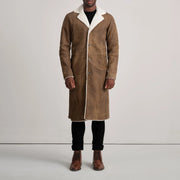 
Kolby Distressed Brown Shearling Long Coat - Widok z boku z ergonomicznym krojem rękawa