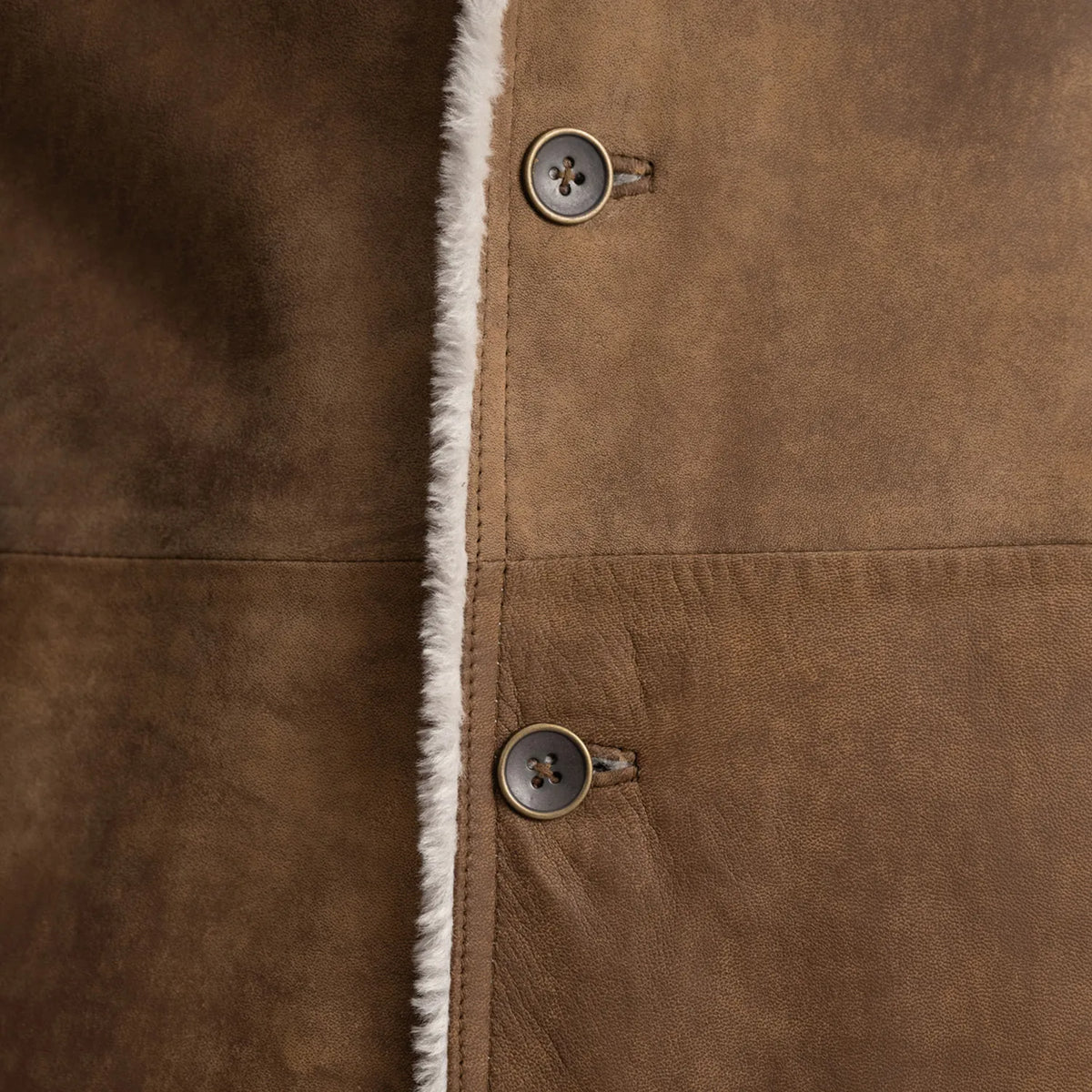 
Szczegółowe zbliżenie of Notch & Button Hardware on Kolby Distressed Brown Shearling Long Coat