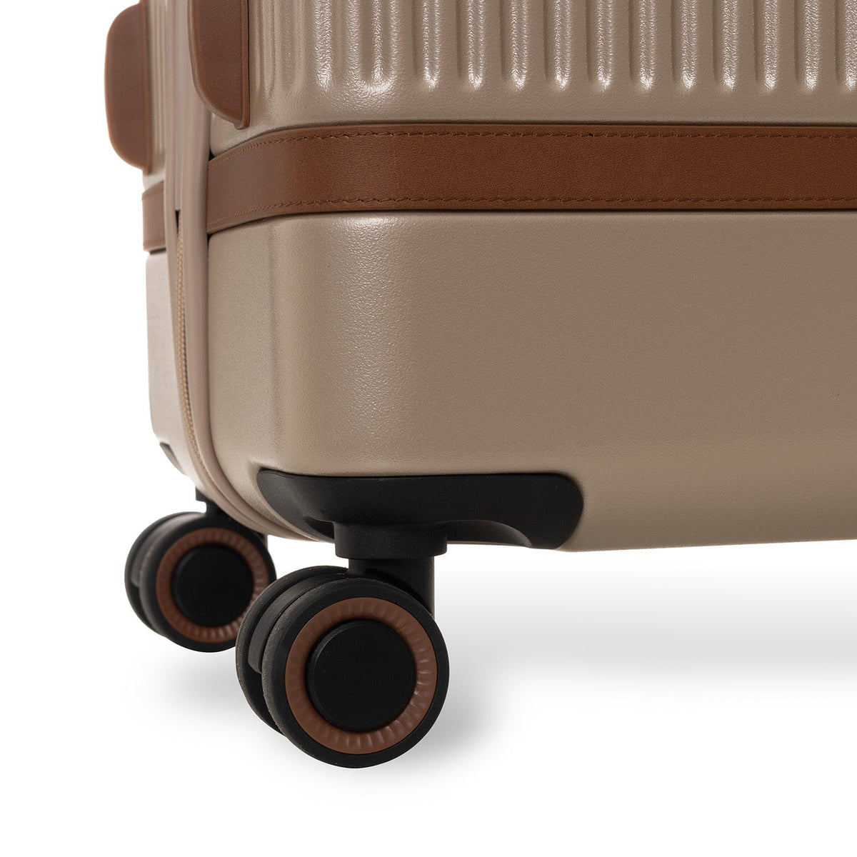 Large Suitcase Zuna Damska - Lateral Side Profile View Showing Sleeve Cut &amp; Athletic Taper Fit
