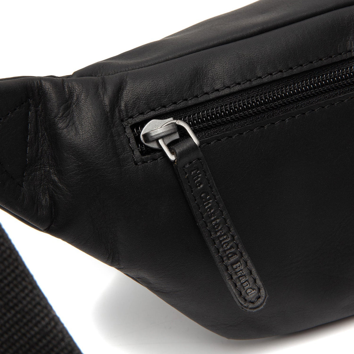 
Solid Antique Brass Hardware & Heavy-Duty Dual Zipper Detail on Brana Skórzana nerka saszetka