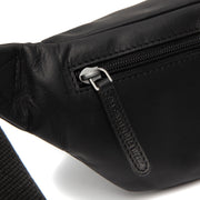 
Solid Antique Brass Hardware & Heavy-Duty Dual Zipper Detail on Brana Skórzana nerka saszetka