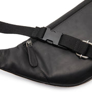
Solid Antique Brass Hardware & Heavy-Duty Dual Zipper Detail on Vernio Skórzana nerka saszetka