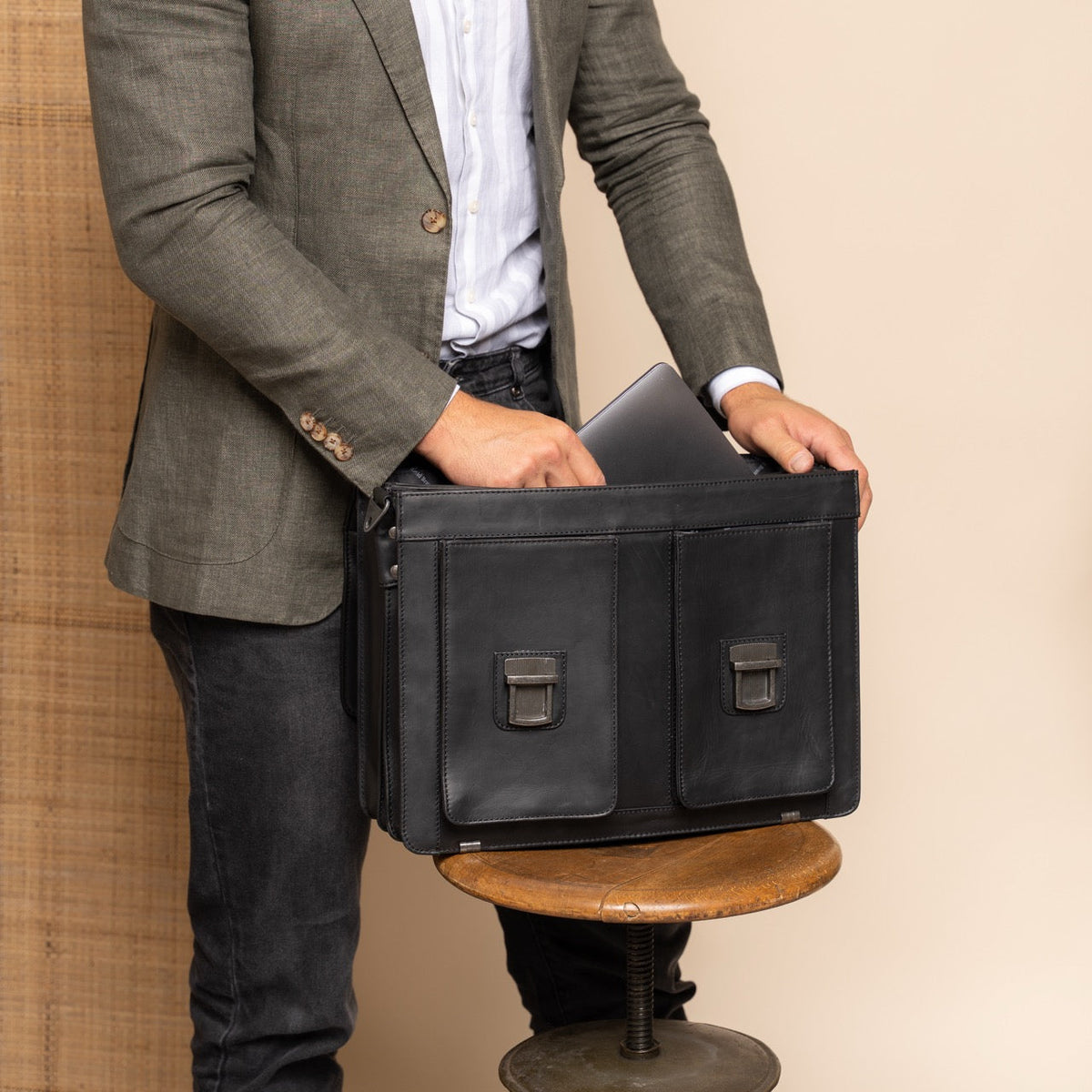 Springfield Full-Grain Leather Briefcase Damska - Structured Side Profile Showing Gusset Depth &amp; Expansion Capacity