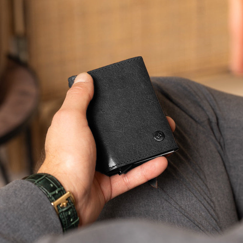 
Classic 100% Full-Grain Leather Card Holder - Widok z tyłu ze wzmocnionymi skórzanymi pasami