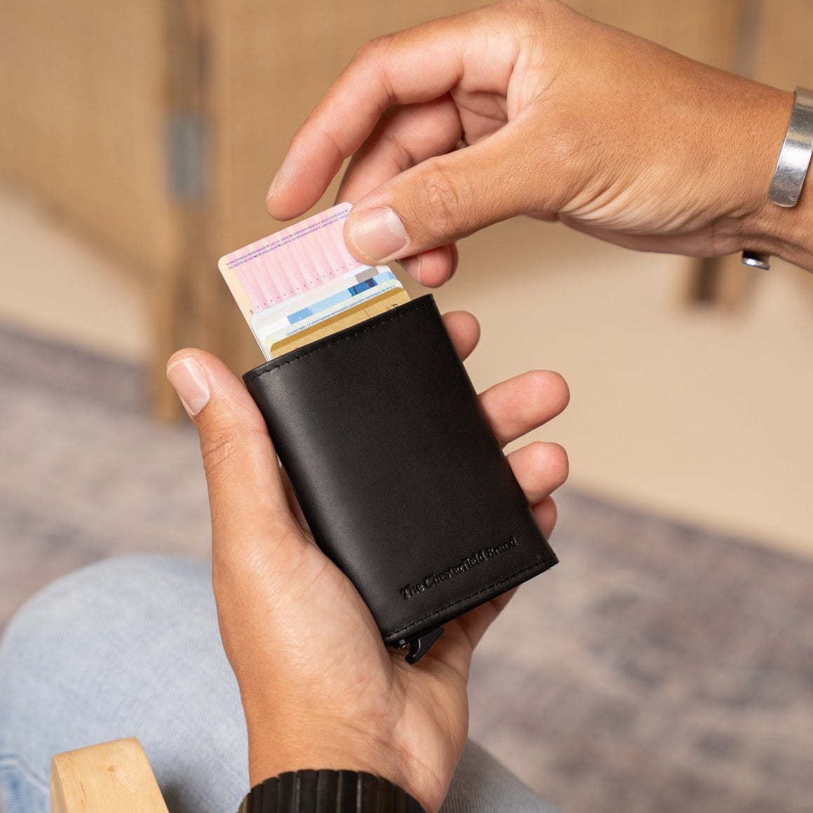 
Classic 100% Full-Grain Leather Card Holder - Widok z tyłu ze wzmocnionymi skórzanymi pasami
