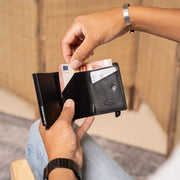 Paris Full-Grain Leather Card Holder Damska - Structured Side Profile Showing Gusset Depth &amp; Expansion Capacity