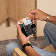 Prague Full-Grain Leather Card Holder Damska - Structured Side Profile Showing Gusset Depth &amp; Expansion Capacity