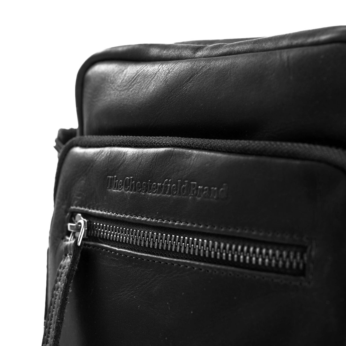 
Solid Antique Brass Hardware & Heavy-Duty Dual Zipper Detail on Birmingham Skórzana listonoszka