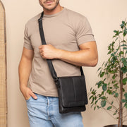 Bodin Full-Grain Leather Crossbody Bag Damska - Structured Side Profile Showing Gusset Depth &amp; Expansion Capacity