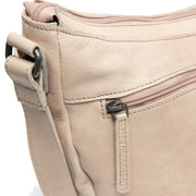 
Solid Antique Brass Hardware & Heavy-Duty Dual Zipper Detail on Clarita Skórzana listonoszka