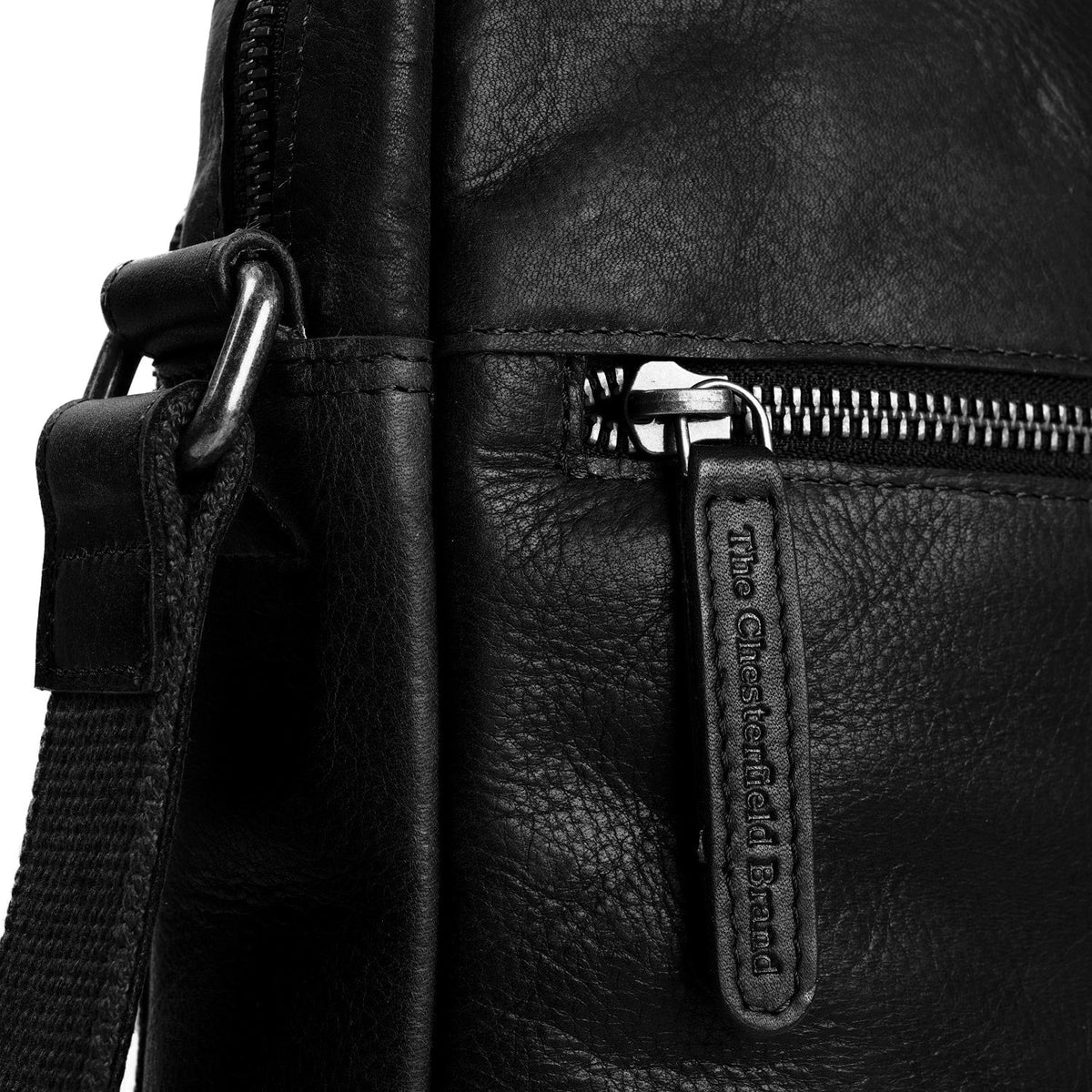 
Solid Antique Brass Hardware & Heavy-Duty Dual Zipper Detail on Dessau Skórzana listonoszka