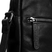 
Solid Antique Brass Hardware & Heavy-Duty Dual Zipper Detail on Dessau Skórzana listonoszka