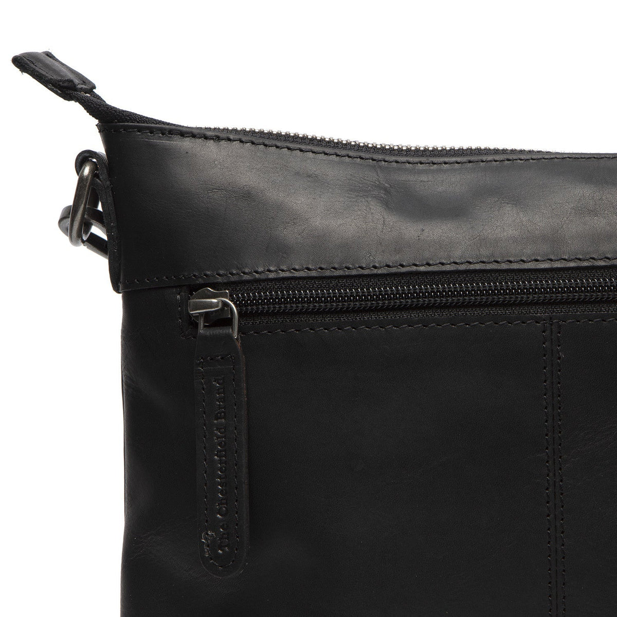 
Solid Antique Brass Hardware & Heavy-Duty Dual Zipper Detail on Faro Skórzana listonoszka