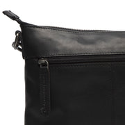 
Solid Antique Brass Hardware & Heavy-Duty Dual Zipper Detail on Faro Skórzana listonoszka