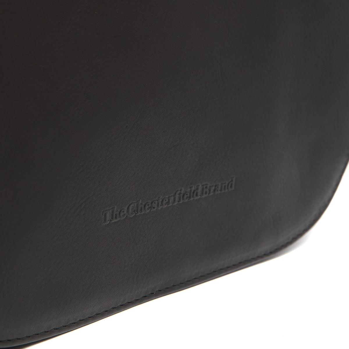 
Solid Antique Brass Hardware & Heavy-Duty Dual Zipper Detail on Millie Skórzana listonoszka