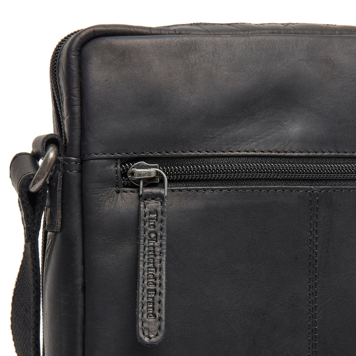 
Solid Antique Brass Hardware & Heavy-Duty Dual Zipper Detail on Montira Skórzana listonoszka
