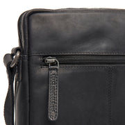 
Solid Antique Brass Hardware & Heavy-Duty Dual Zipper Detail on Montira Skórzana listonoszka