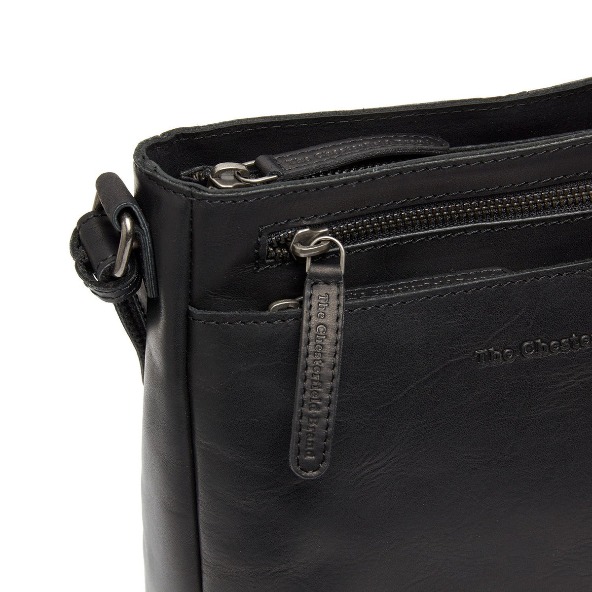 
Solid Antique Brass Hardware & Heavy-Duty Dual Zipper Detail on Mumbai Skórzana listonoszka