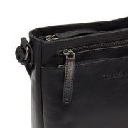 
Solid Antique Brass Hardware & Heavy-Duty Dual Zipper Detail on Mumbai Skórzana listonoszka