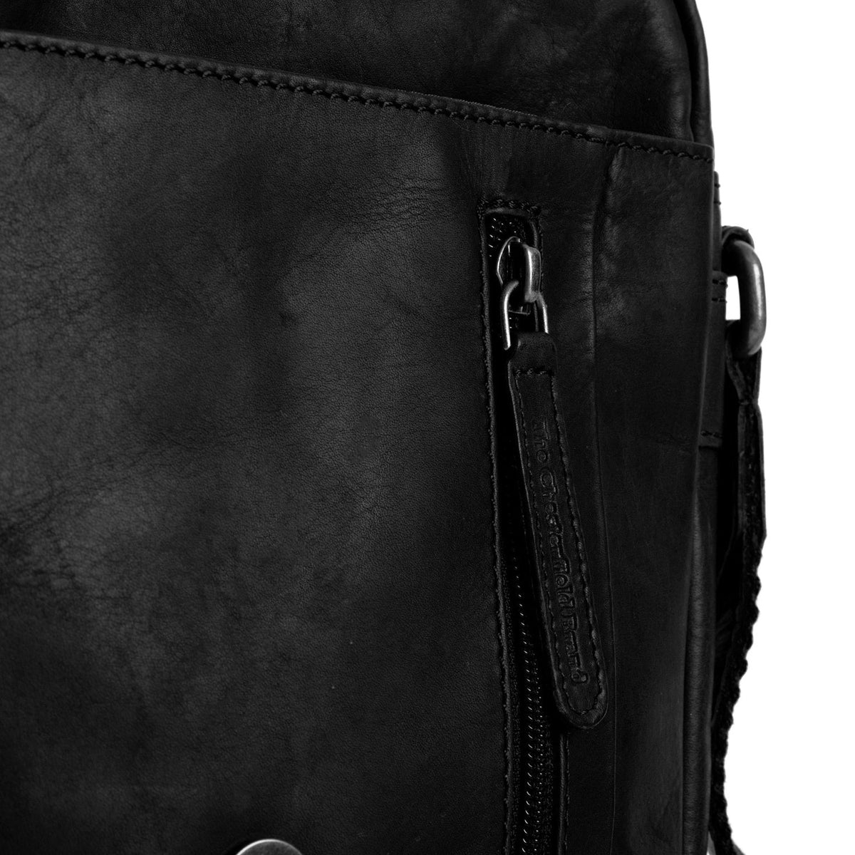 
Solid Antique Brass Hardware & Heavy-Duty Dual Zipper Detail on Remy Skórzana listonoszka
