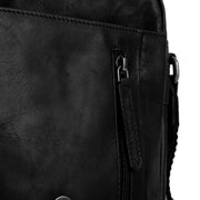 
Solid Antique Brass Hardware & Heavy-Duty Dual Zipper Detail on Remy Skórzana listonoszka