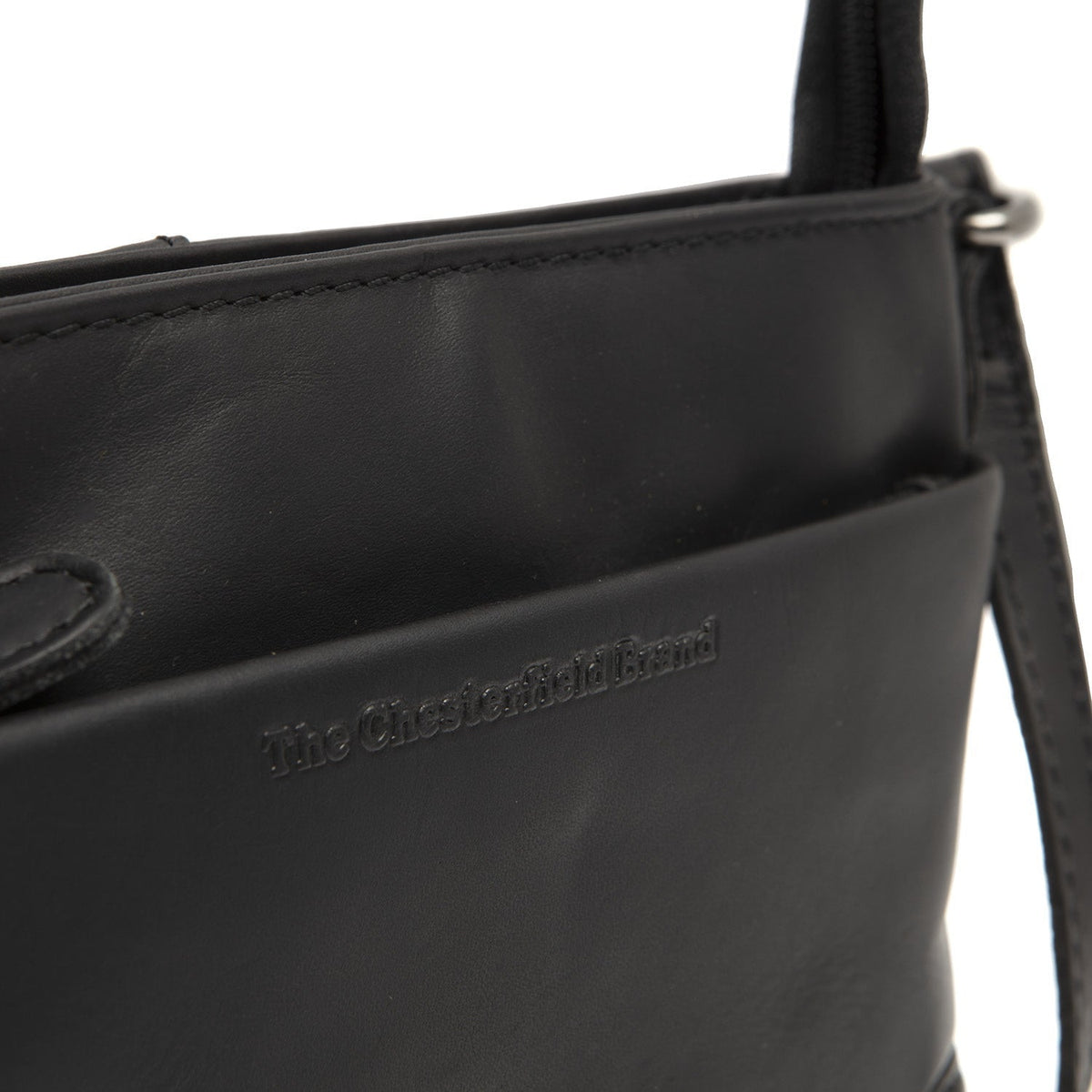 
Solid Antique Brass Hardware & Heavy-Duty Dual Zipper Detail on Salerno Skórzana listonoszka