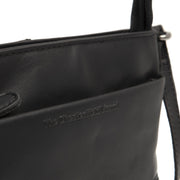 
Solid Antique Brass Hardware & Heavy-Duty Dual Zipper Detail on Salerno Skórzana listonoszka