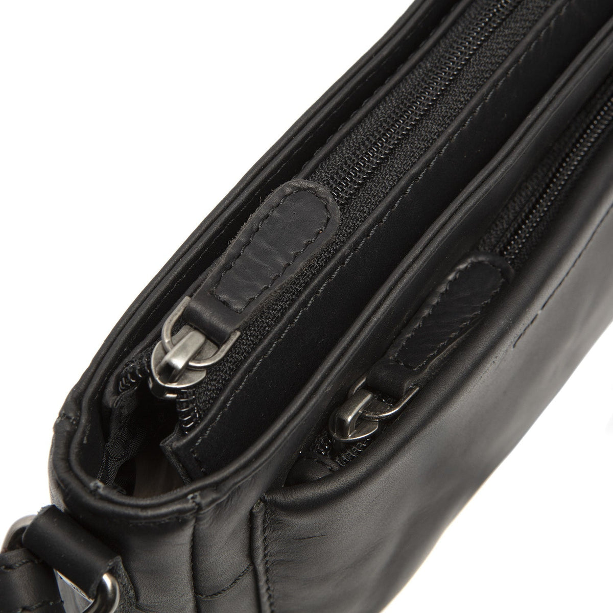 
Solid Antique Brass Hardware & Heavy-Duty Dual Zipper Detail on Southampton Skórzana listonoszka