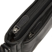 
Solid Antique Brass Hardware & Heavy-Duty Dual Zipper Detail on Southampton Skórzana listonoszka