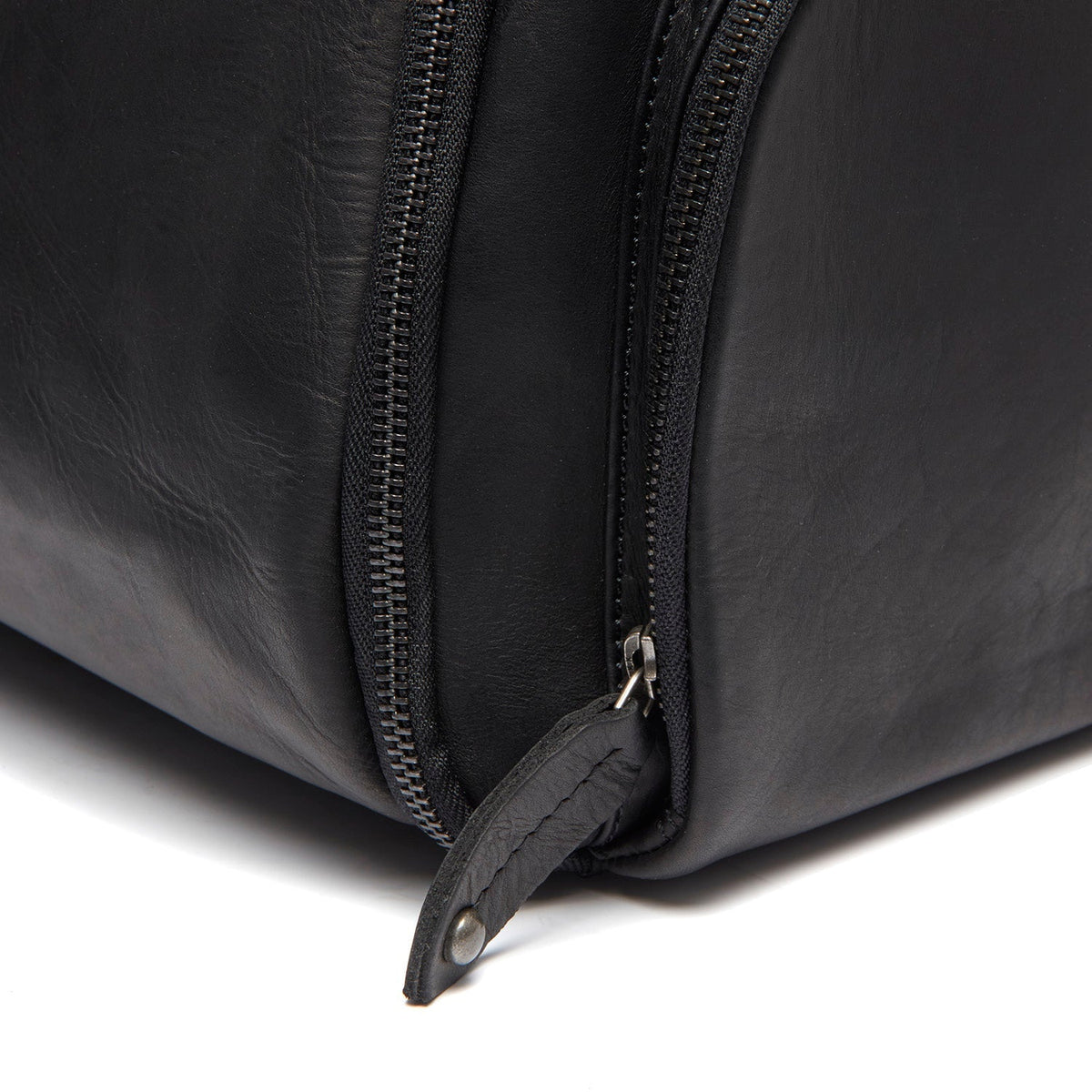 Leather Garment Bag Finlay Damska - Lateral Side Profile View Showing Sleeve Cut &amp; Athletic Taper Fit