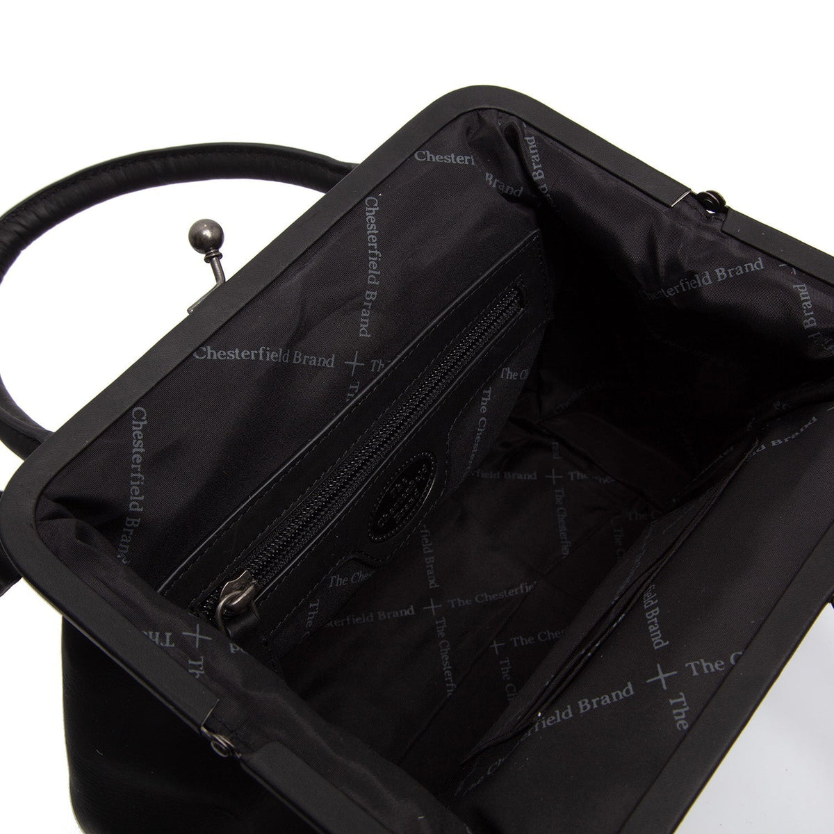 Close-Up Detail of Classic Collar &amp; Heavy-Duty Zipper Hardware on Chili Full-Grain Leather Handbag Damska