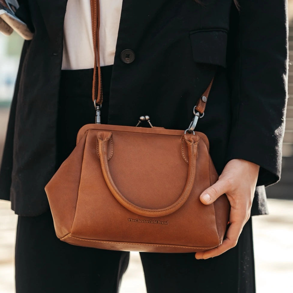 Tailored Rib Cuffs &amp; Hem Craftsmanship Construction Detail on Chili Full-Grain Leather Handbag Damska