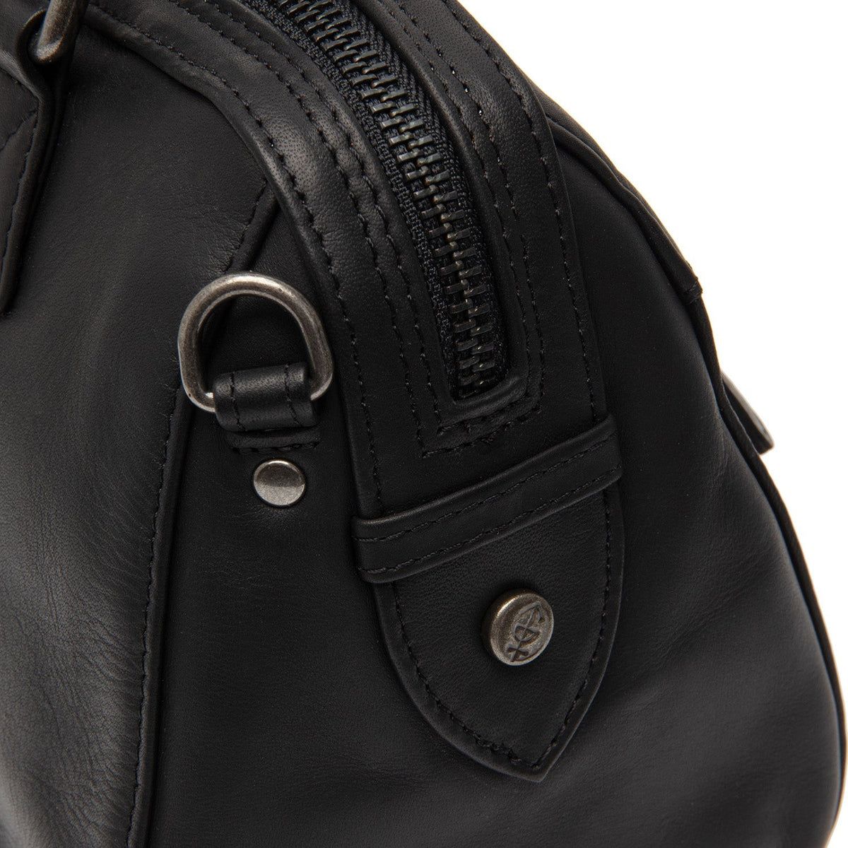 Close-Up Detail of Classic Collar &amp; Heavy-Duty Zipper Hardware on Dalford Full-Grain Leather Handbag Damska