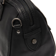 Close-Up Detail of Classic Collar &amp; Heavy-Duty Zipper Hardware on Dalford Full-Grain Leather Handbag Damska