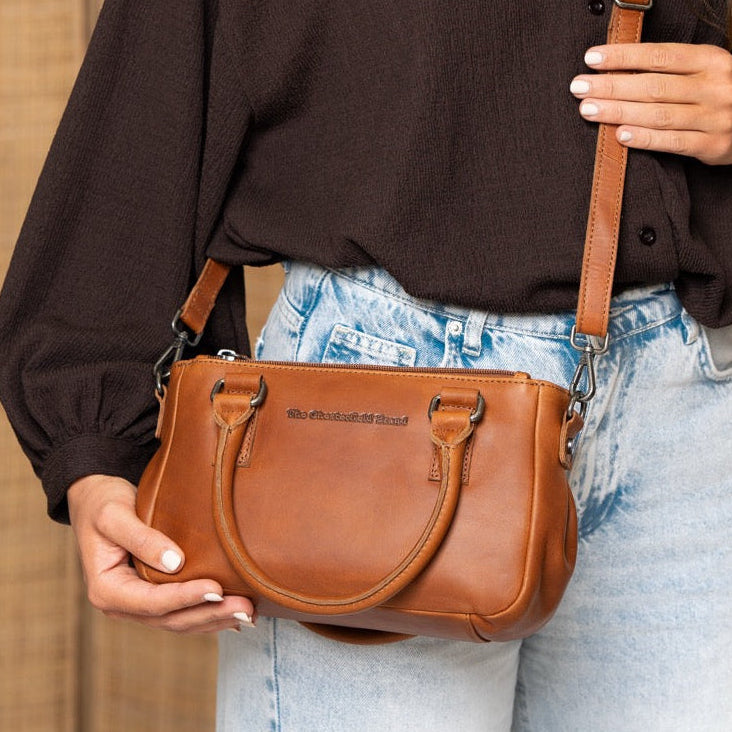 Styled Fit Perspective of Fenja Full-Grain Leather Handbag Damska on Model - Natural Daylight Drape