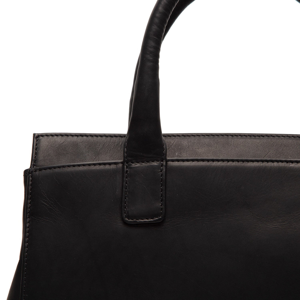 Szczegółowe zbliżenie of Classic Collar & Heavy-Duty Zipper Hardware on Garda Full-Grain Leather Handbag