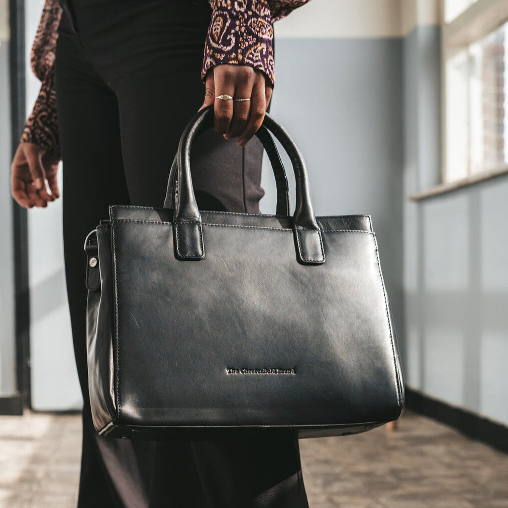 Classic 100% Full-Grain leather Goods - Widok z tyłu z dopasowanymi ramionami i czystym dołem