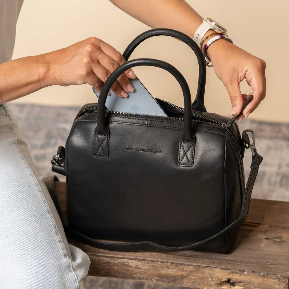 Langton Full-Grain Leather Handbag Damska - Lateral Side Profile View Showing Sleeve Cut &amp; Athletic Taper Fit
