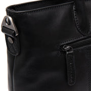 Close-Up Detail of Classic Collar &amp; Heavy-Duty Zipper Hardware on Pergamino Full-Grain Leather Handbag Damska