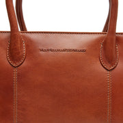 Styled Fit Perspective of Pergamino Full-Grain Leather Handbag Damska on Model - Natural Daylight Drape