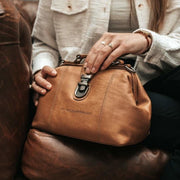 Tailored Rib Cuffs &amp; Hem Craftsmanship Construction Detail on Rachael Full-Grain Leather Handbag Damska