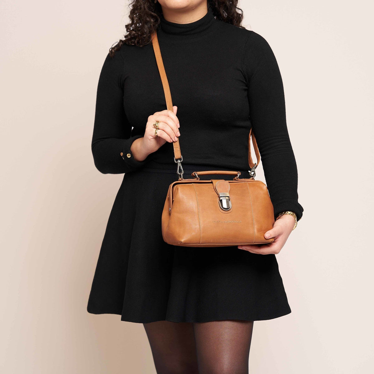 Styled Fit Perspective of Rachael Full-Grain Leather Handbag Damska on Model - Natural Daylight Drape