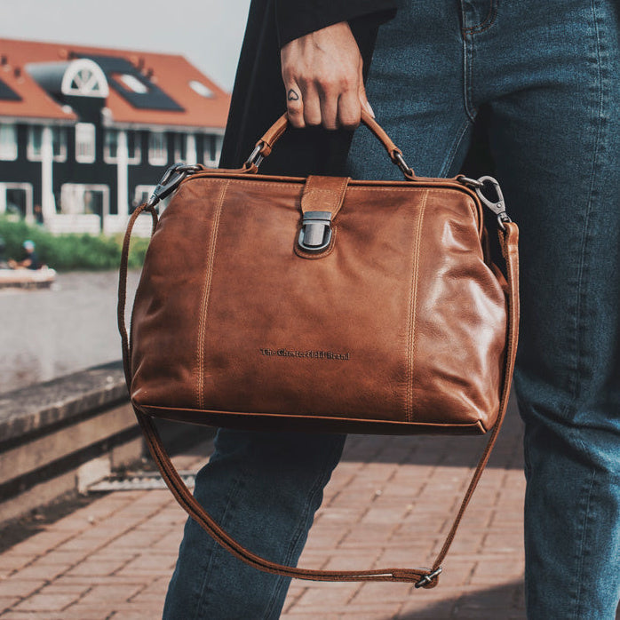 Styled Fit Perspective of Shaun Full-Grain Leather Handbag Damska on Model - Natural Daylight Drape