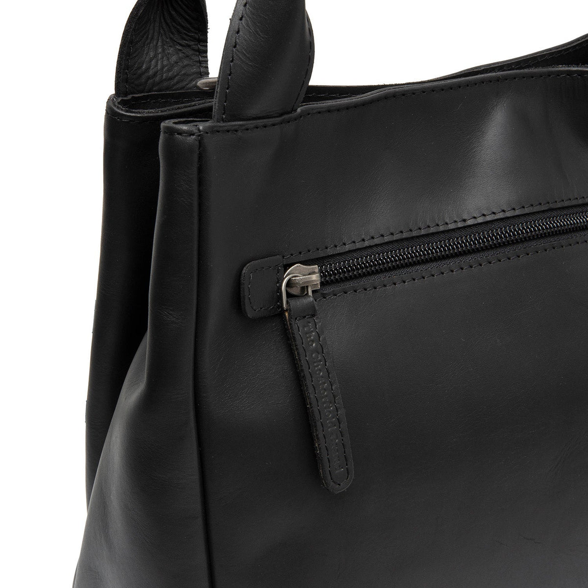 Close-Up Detail of Classic Collar &amp; Heavy-Duty Zipper Hardware on Tenara Full-Grain Leather Handbag Damska