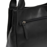 Close-Up Detail of Classic Collar &amp; Heavy-Duty Zipper Hardware on Tenara Full-Grain Leather Handbag Damska