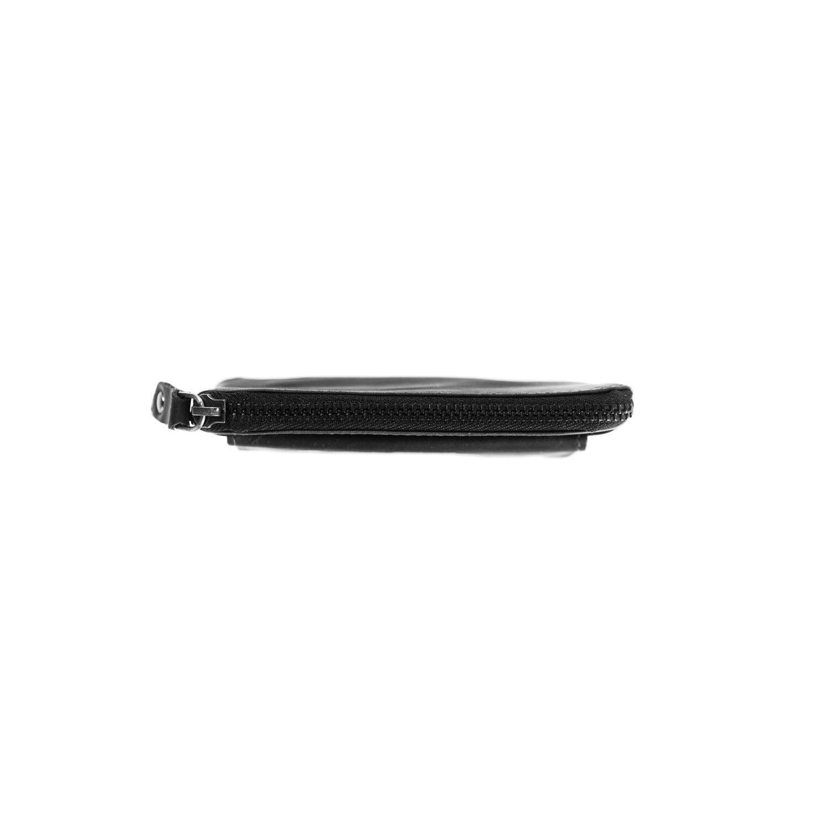 Close-Up Detail of Classic Collar &amp; Heavy-Duty Zipper Hardware on Oliver Full-Grain Leather Key Case Damska