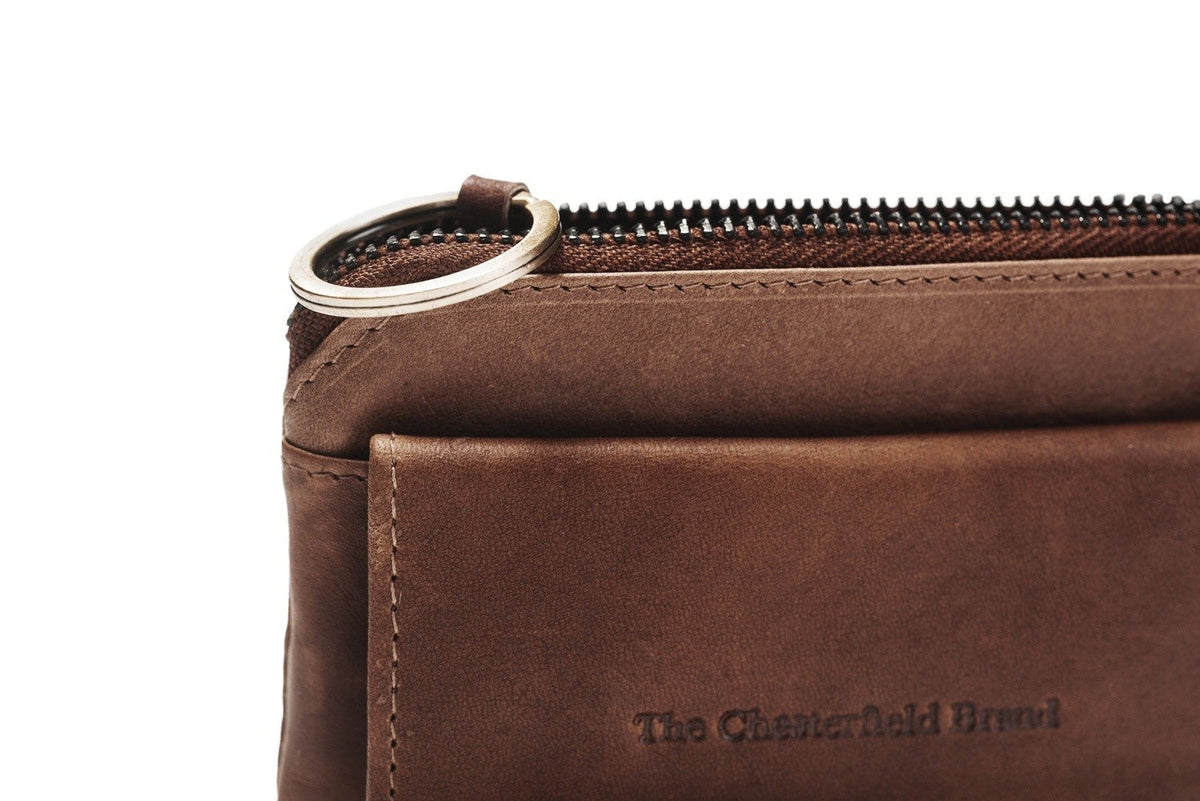 Styled Fit Perspective of Oliver Full-Grain Leather Key Case Damska on Model - Natural Daylight Drape