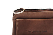 Styled Fit Perspective of Oliver Full-Grain Leather Key Case Damska on Model - Natural Daylight Drape